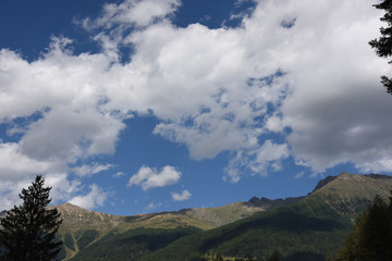 Fototapeta na wymiar cime estate nuvole cielo montagna