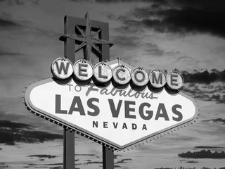 Gartenposter Vintage Las Vegas Willkommensschild in Schwarz auf Weiß © trekandphoto