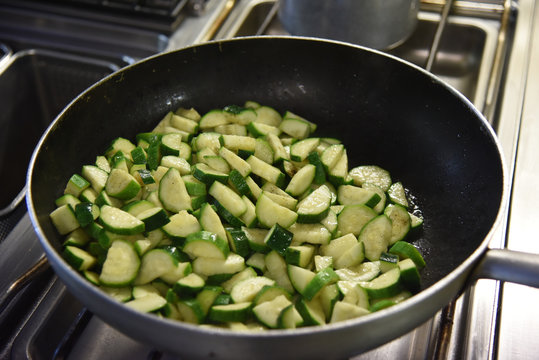 zucchine trifolate cotte a vapore cottura padella placca teglia verdure