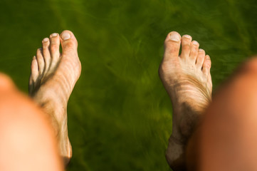 <moczy stopy w jeziorze>