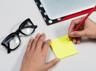 image of hand hold pencil and sticky note