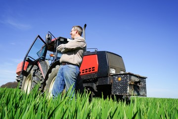 Zufriedener Landwirt blickt stolz über sein Getreidefeld