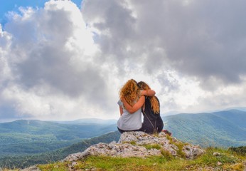 Ragazze abbracciate osservano la vallata