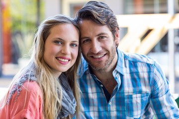 Naklejka premium Smiling couple having tea in a cafe