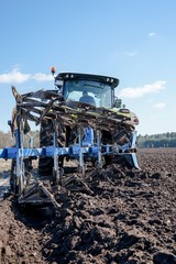 Ackerbau - Traktor mit 4 Schar-Volldrehpflug  bei Pflügen von hinten