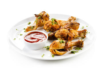 Grilled chicken drumsticks and vegetables 