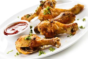 Grilled chicken drumsticks and vegetables 