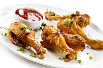 Grilled chicken drumsticks and vegetables 