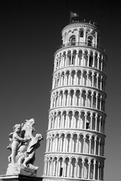 Black and white image of the Leaning Tower of Pisa and Statue