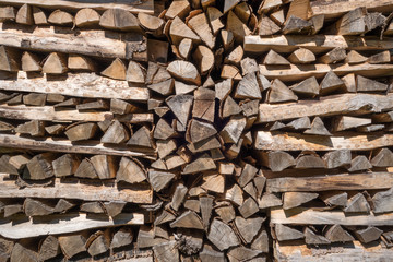 Aufgestapeltes Feuerholz