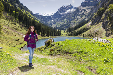 Fototapeta na wymiar Woman hiking in beautiful landscape