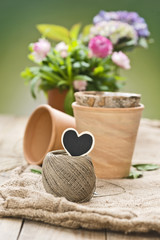 Blumen mit Dekoration und Anhänger