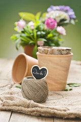 Blumen mit Dekoration und Anhänger: Danke!