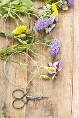 Blumen zum binden auf einem Tisch