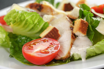 caesar salad with chicken romain and croutons