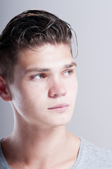 Obraz premium Close-up portrait of young man looking toward.