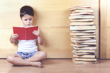 niño leyendo un libro 