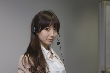 ヘッドセットをつけた女性