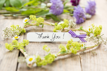 Blumen mit Dekoration und Anhänger: Thank You!