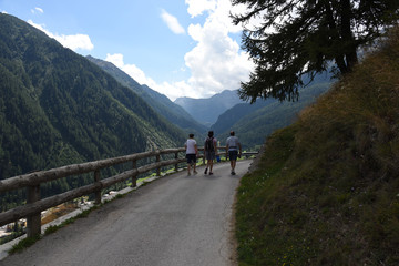 passeggiata su stradina di montagna escursione  