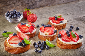 toasted bread with cream cheese and berries