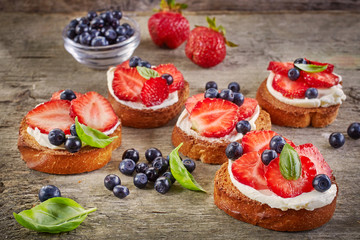 toasted bread with cream cheese and berries