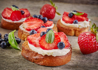 toasted bread with cream cheese and berries