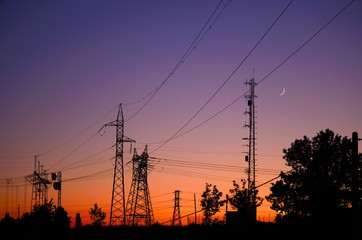 Atardecer entre torres de alta tension