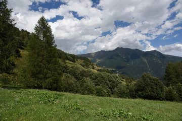 Naklejka premium prateria montagna montagne sole alta montagna nuvole nuvoloso paesaggio di montagna