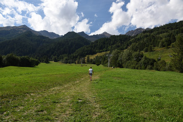 Fototapeta na wymiar camminata escursione in montagna sport