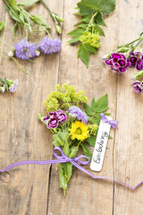 Blumen mit Dekoration und Anhänger: Einladung