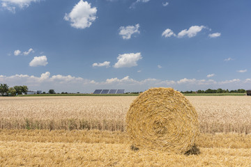 Fototapeta premium Strohballen-Getreidefeld-Solarpanel