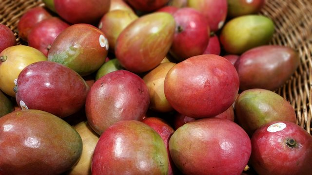 Mangoes at a produce stand 