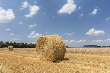 Fototapeta premium Strohballen-Getreidefeld-Solarpanel