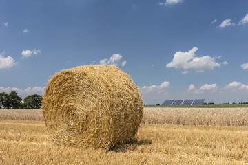 Strohballen-Getreidefeld-Solarpanel