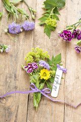 Blumen mit Dekoration und Anhänger: Viel Glück!