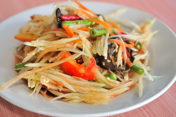 Green papaya salad Thai cuisine spicy delicious : 