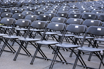 Naklejka premium Leere Stuhlreihen vor Beginn eines Open Air Konzerts