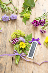 Blumen mit Dekoration und Anhänger: Sommerzeit