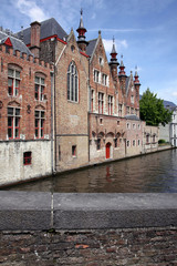 historische backsteinhäuser am kanal