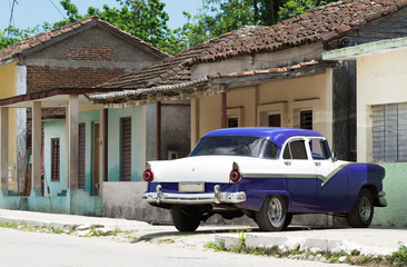 HDR Kuba Ansicht eines blauen amerikanischen Oldtimers vor einem Haus