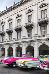 Kuba amerikanische Oldtimers parken ein Reihe in Havanna 