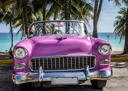 HDR Kuba Innenansicht eines blauen amerikanische Oldtimers mit Strandansicht