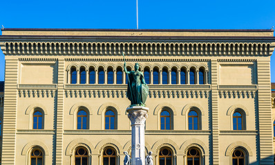 Fototapeta na wymiar The Bernabrunnen fountain and the Bundeshaus palace in Bern, Swi
