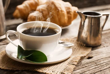 Plexiglas keuken achterwand Koffiebar Hot coffee and pastries on a wooden background