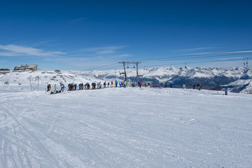 Fototapeta na wymiar Sciare sulle alpi