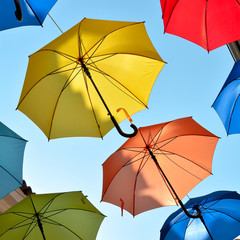 Regenschirme als Dekoration über einer Einkaufsstraße in der Stadt Novigrad in Kroatien