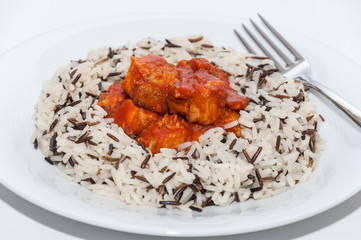 Arroz salvaje con atún y tomate