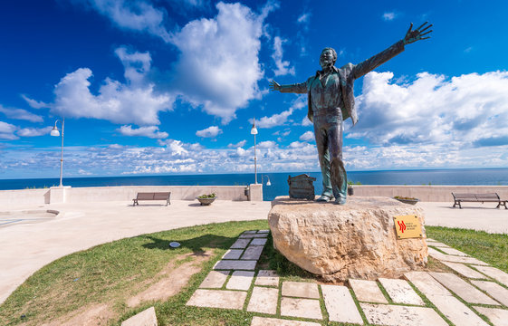 POLIGNANO A MARE, ITALY SEPTEMBER 1, 2014: Domenico Modugno Stat