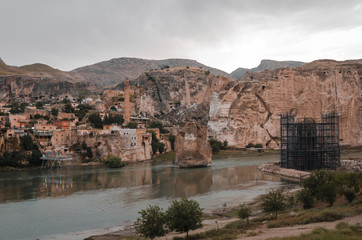 Fototapeta na wymiar Remains of ancient bridge and buidlings in Hasankeyf, Turkey